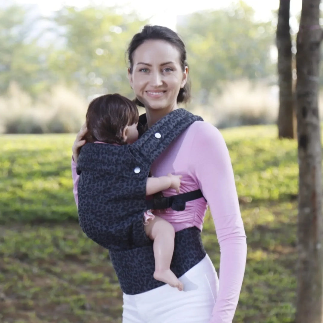 Moderne unisex draagzak in neutrale kleur. Combineert stijl met ergonomisch comfort voor baby en ouder.