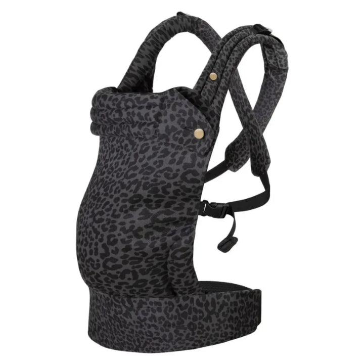 Duurzame babydraagzak van ademende stof. Biedt comfort en ondersteuning voor zowel baby als ouder.