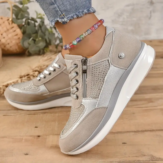 "Ergonomische damessneakers in grijs met ademende materialen, bieden stijl en comfort voor dagelijks gebruik."