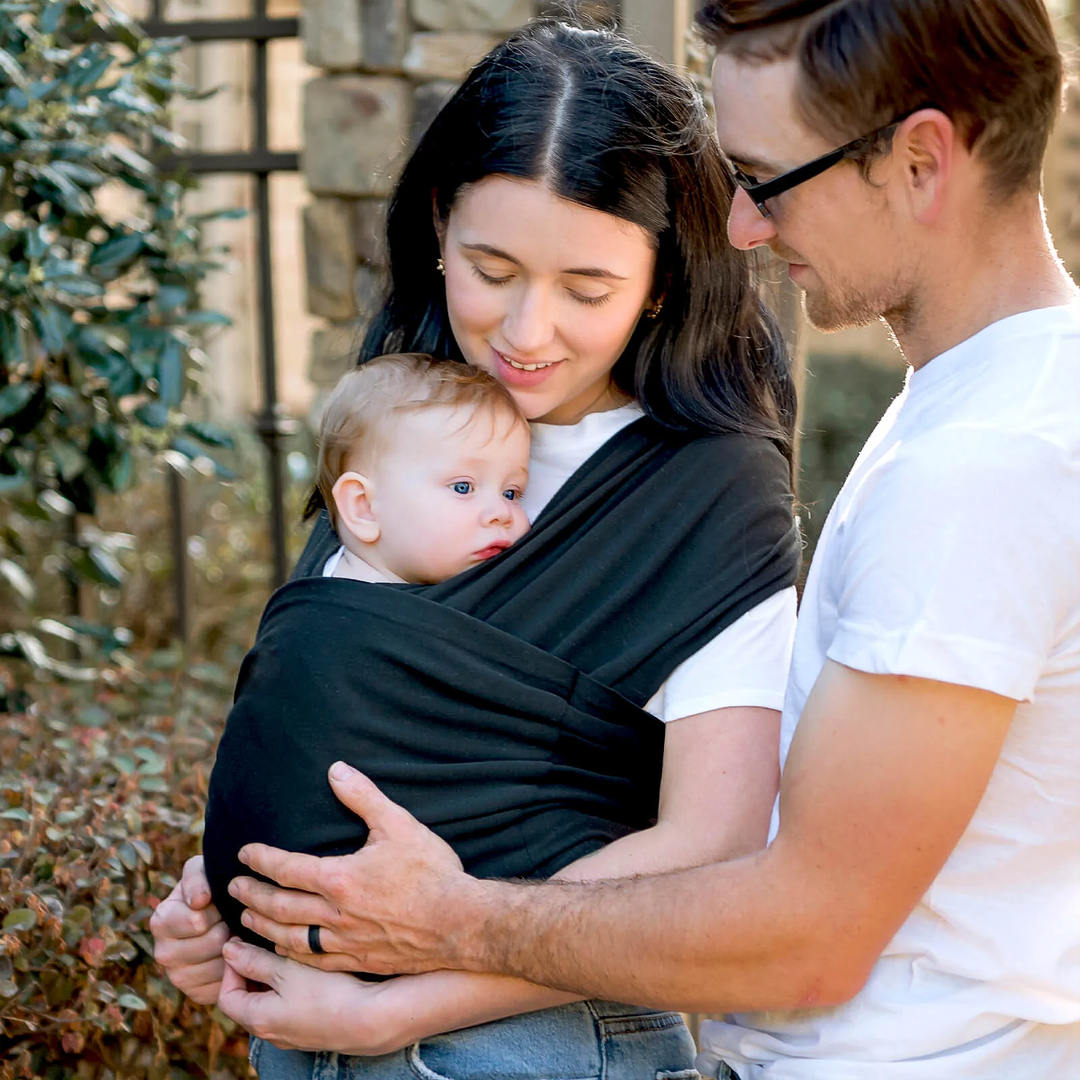 Ouder draagt baby in zachte, ademende draagdoek, genietend van handen-vrij comfort en binding.