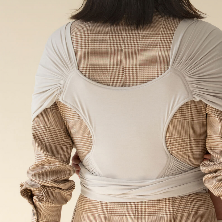 Detail van de zachte, ademende stof van de ergonomische draagdoek, perfect voor comfortabele babyhuid.