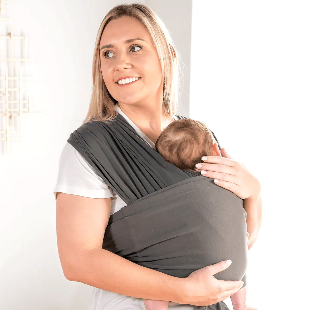Slapende pasgeborene veilig en knus in verstelbare babydraagdoek, biedt ultiem comfort voor de baby.
