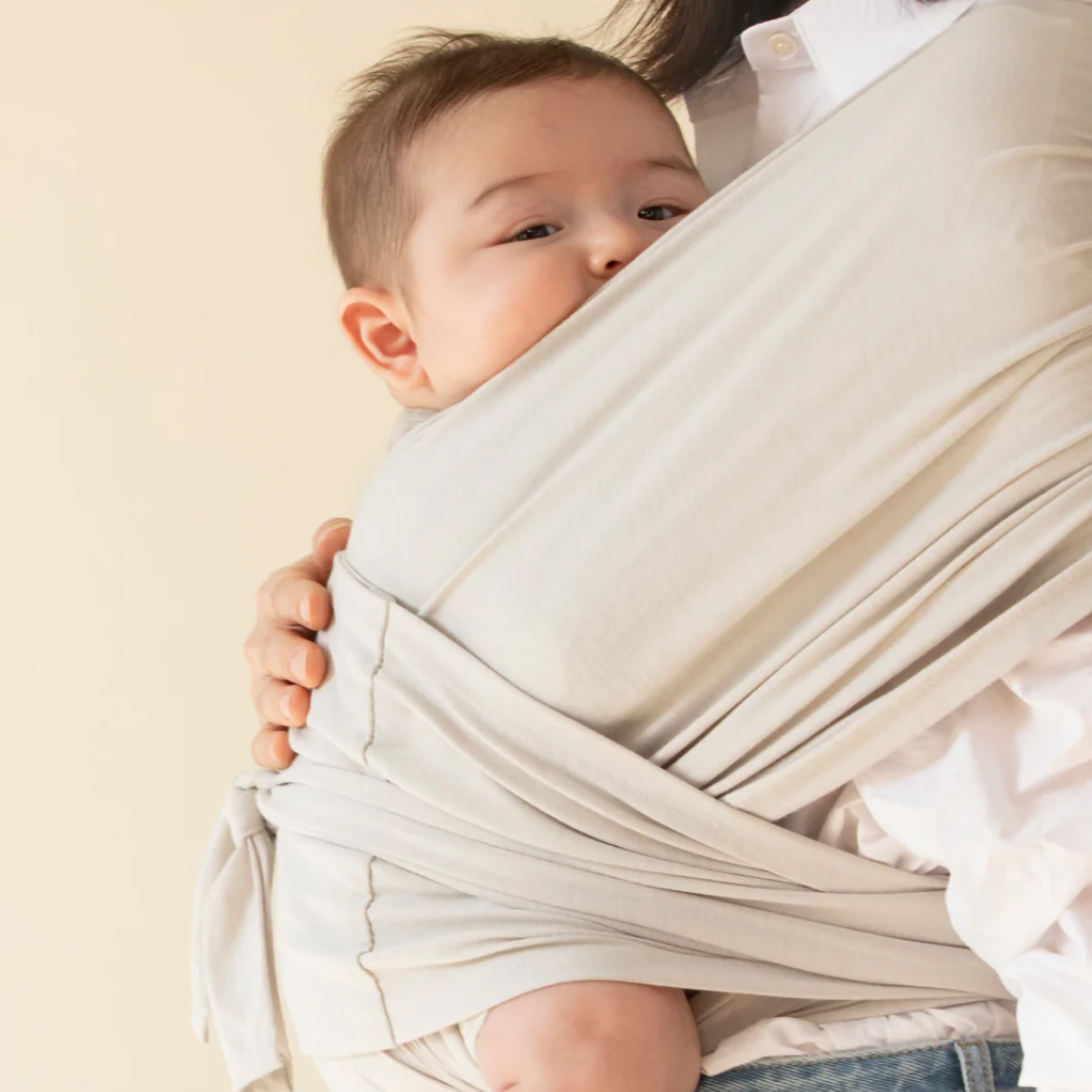 Ergonomische SnuggleWrap draagdoek, comfortabel baby dragen, verstelbare schouderbanden, grijs, ademend materiaal.
