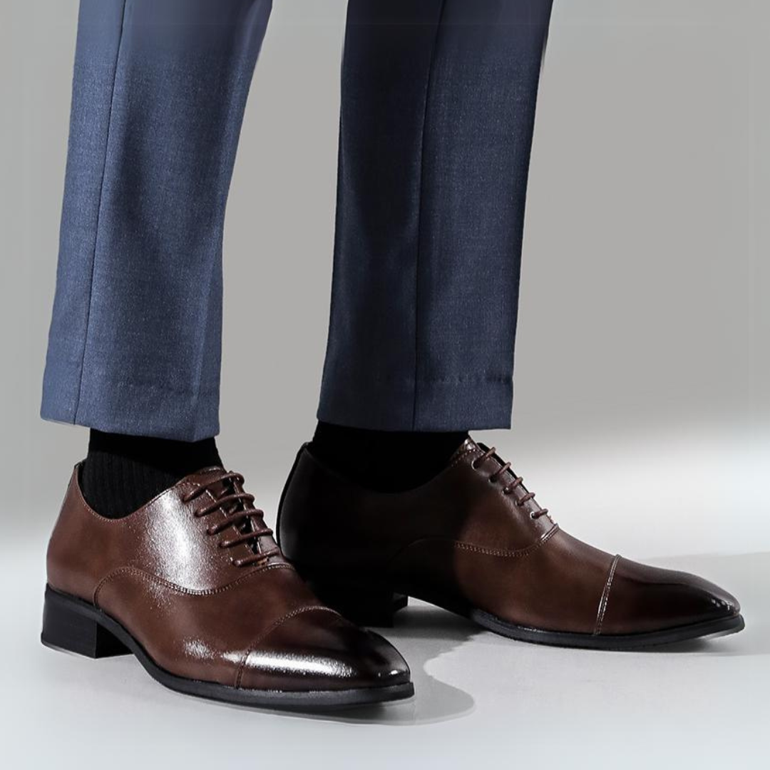 Set van zwarte en bruine nette heren veterschoenen; elegant, tijdloos en veelzijdig voor elke man.