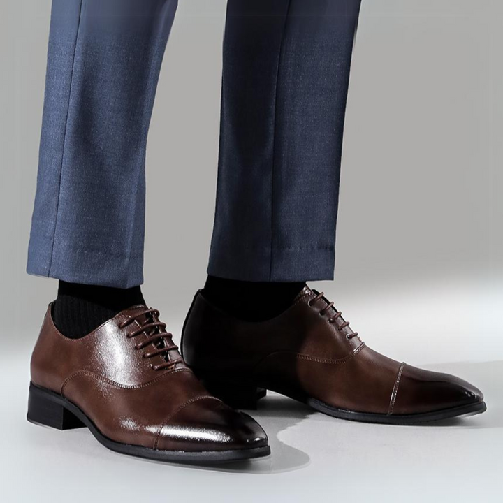 Set van zwarte en bruine nette heren veterschoenen; elegant, tijdloos en veelzijdig voor elke man.