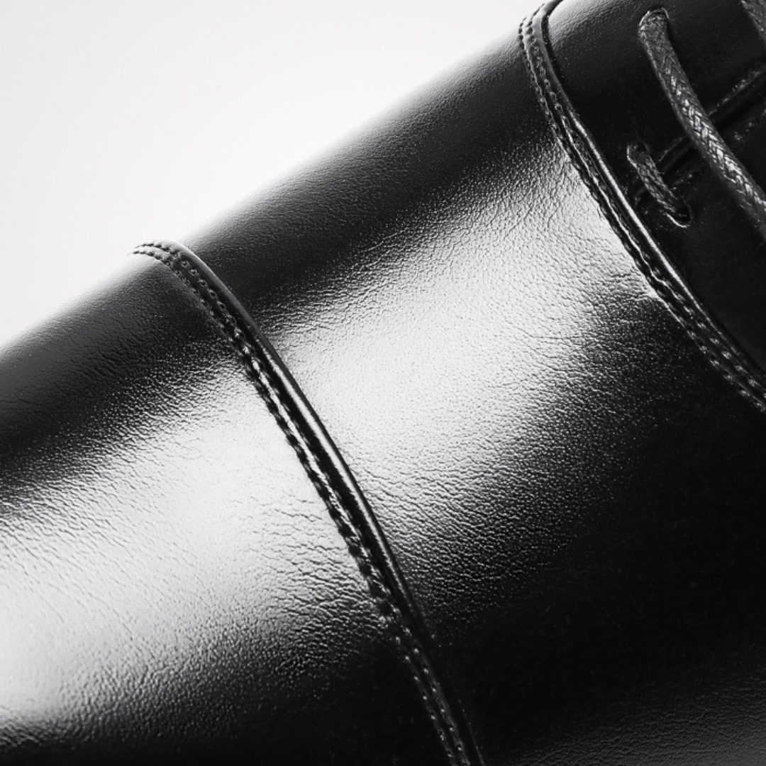 Stijlvolle zwarte heren veterschoenen; onmisbaar voor een complete zakelijke of nette casual garderobe.