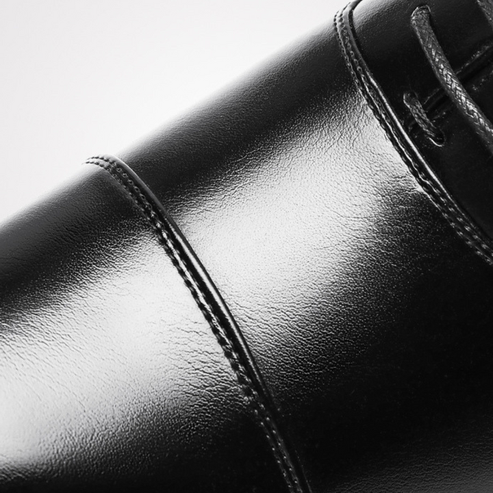 Stijlvolle zwarte heren veterschoenen; onmisbaar voor een complete zakelijke of nette casual garderobe.