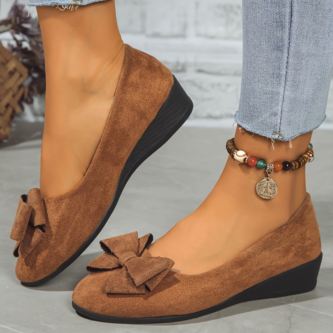 Veelzijdige dames ballerina's met sleehak en strik; perfect voor zowel casual als chique outfits.