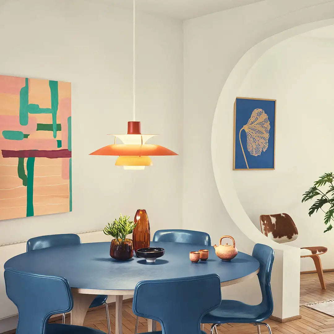 Energiezuinige LED plafondverlichting, rond en dimbaar, ideaal voor kantoor of eetkamer.