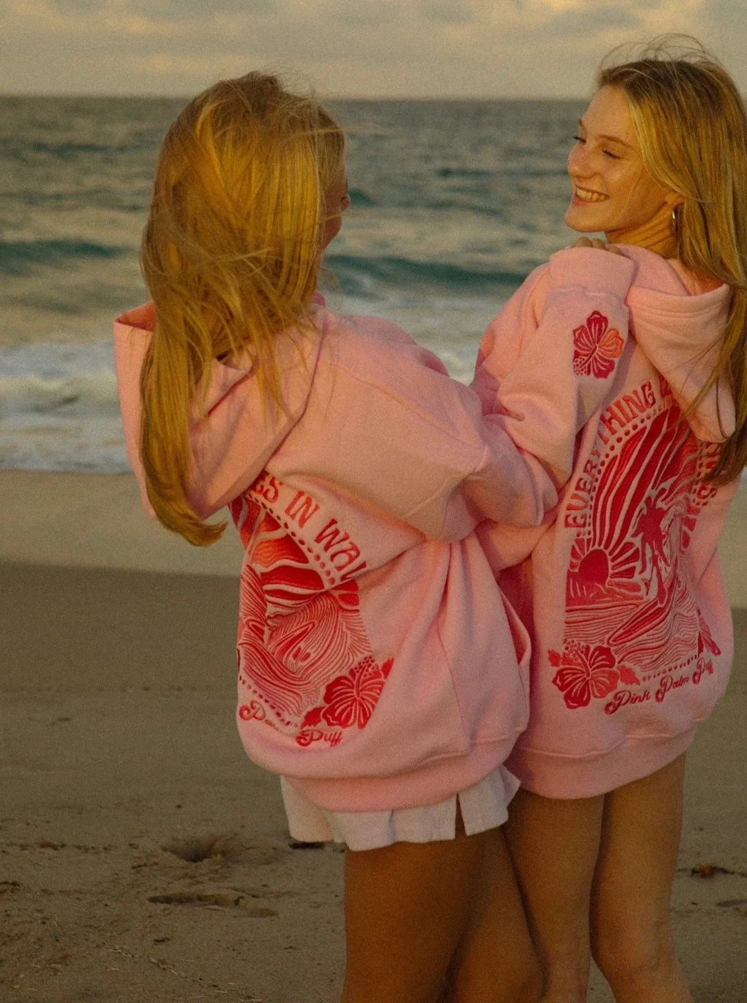 Modieuze crème dames oversized hoodie, met relaxte pasvorm voor een trendy en comfortabele look.