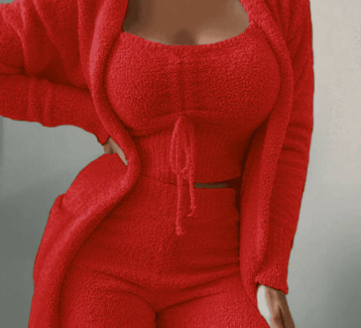 Lachende vrouw in de warme 3-delige dames loungewear set Ariana, genietend van comfortabel huispak in de winter.