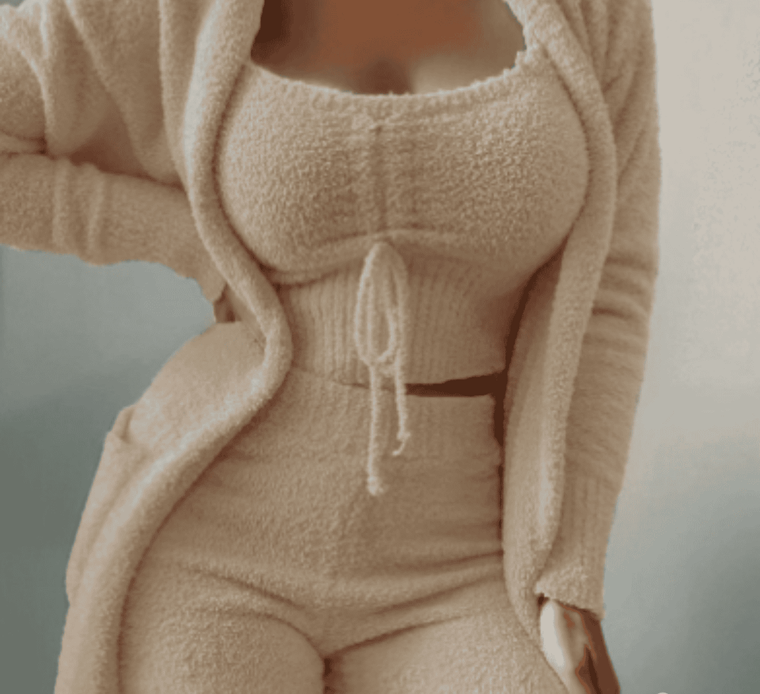 Zachte, warme stof van de 3-delige dames loungewear set Ariana, ideaal voor comfortabele winterkleding en thuis.