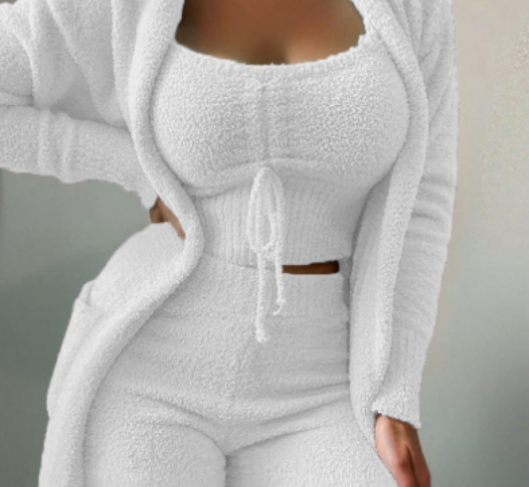 Model draagt de warme 3-delige Ariana dames loungewear set, ideaal als comfy huispak en vrijetijdskleding.