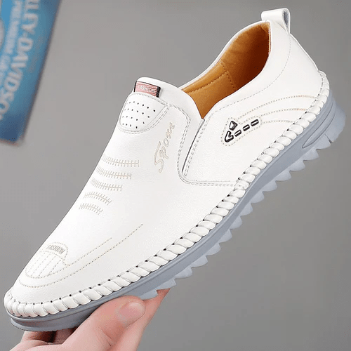 Witte comfortabele orthopedische herenschoenen; bieden uitstekende ondersteuning en verlichting bij voetpijn.
