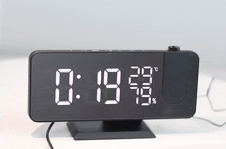 Heldere LED wekker met projectieklok voor wand of plafond en snelle USB-oplaadfunctie.