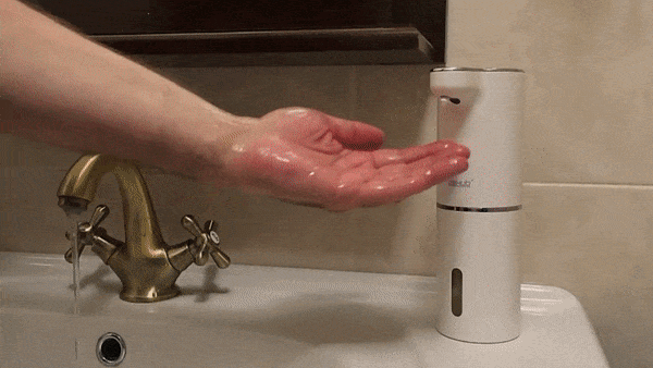 Automatische zeepdispenser met sensor voor moeiteloos contactloos schuim, bevordert hygiëne bij handen wassen.