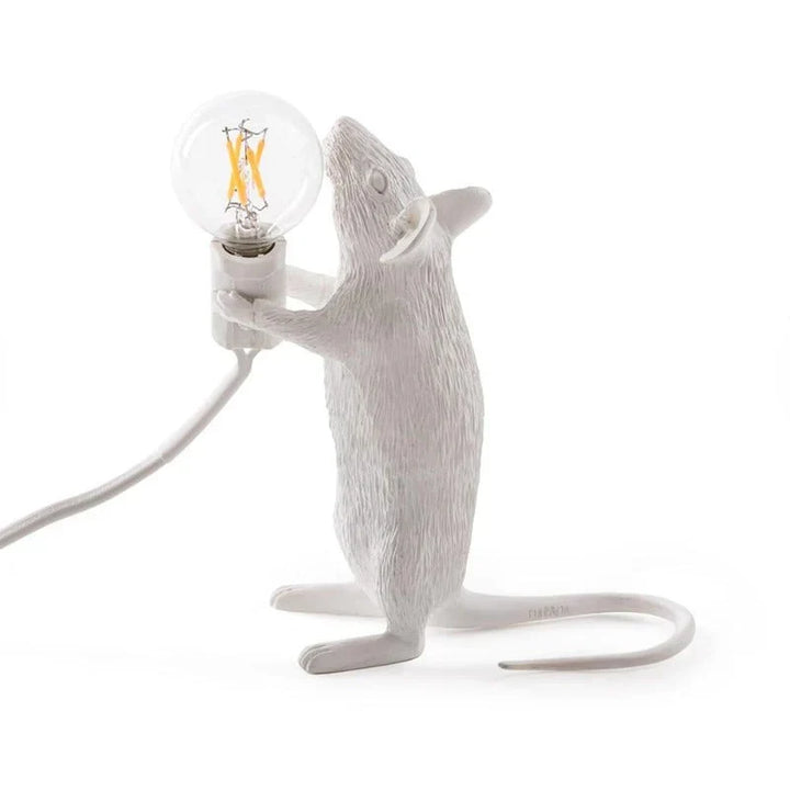 Goud-witte speelse LED muizenlamp van hars. Unieke tafellamp, sfeervolle dierendecoratie voor interieur.