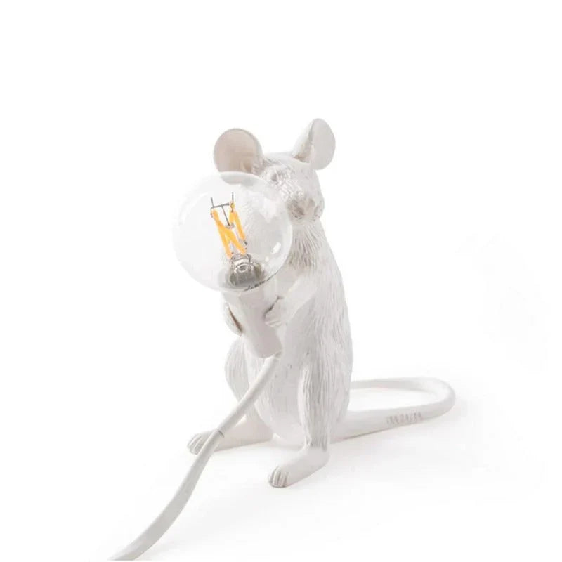 Originele goud-witte hars muizenlamp met LED verlichting. Decoratieve tafellamp, speels en uniek design voor interieur.