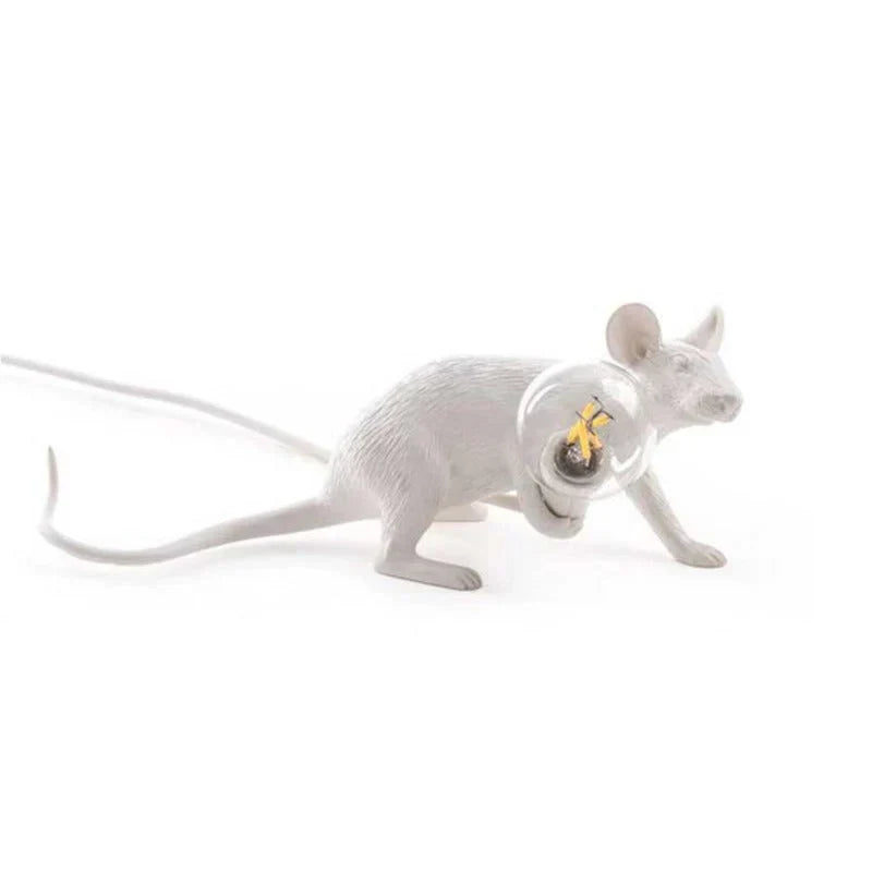 Speelse witte muizenlamp met gouden accenten en LED licht. Originele interieur decoratie SqueakLight voor sfeervolle verlichting.