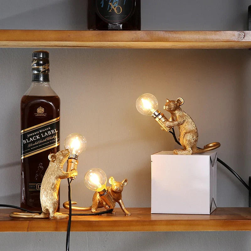 LED tafellamp in de vorm van een muis, goud-wit design. Sfeervolle dierendecoratie, hars sculptuur voor elk interieur.