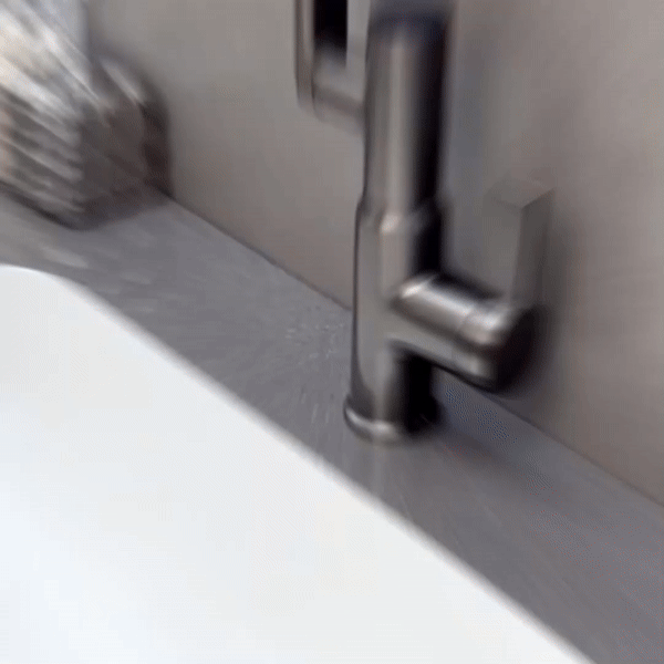 Zwanenwitte AquaTwist 360° draaibare keukenkraan met modern design; inclusief temperatuurweergave, makkelijk te monteren.