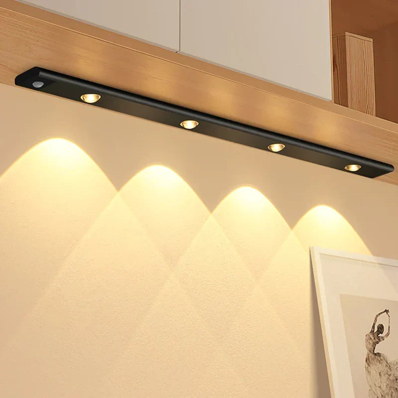 Oplaadbare draadloze LED kledingkast verlichting met bewegingssensor. Perfect voor donkere kasten.
