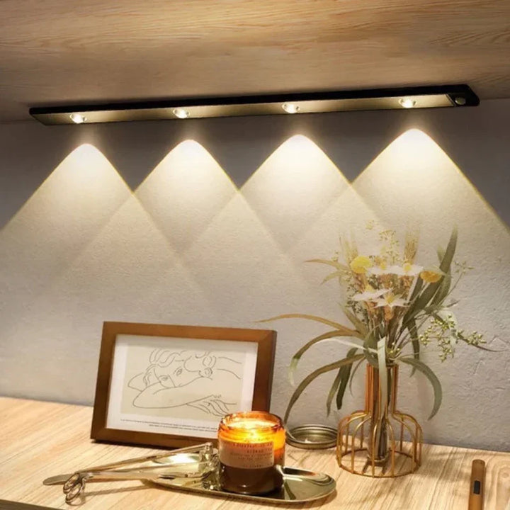 Sfeervolle LumiLux LED strip verlichting met bewegingssensor voor veilige gangverlichting. Oplaadbaar.