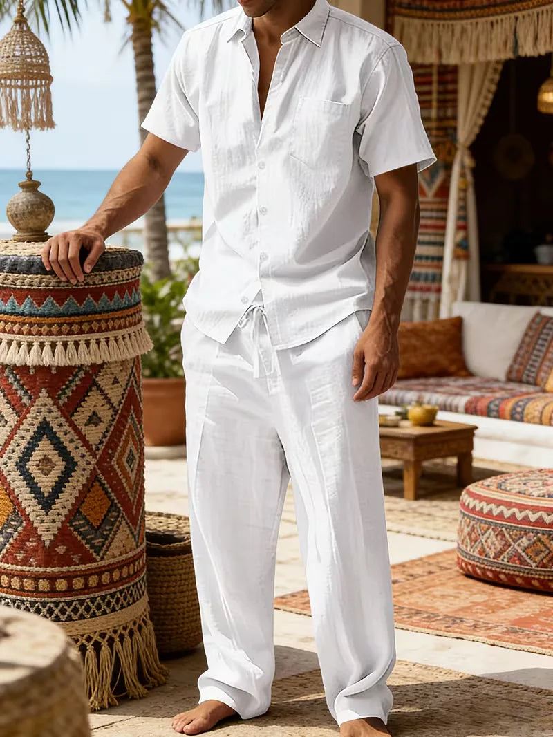 Heren zomerset: comfortabel V-hals overhemd en wijde broek voor een relaxte stranddag.