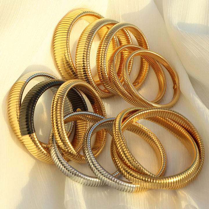 Moderne gouden kleurblok armband voor dames, een uniek en trendy sieraad.