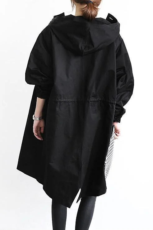 Dunne damesmode trenchcoat, oversized en waterafstotend, een veelzijdige en stijlvolle optie.