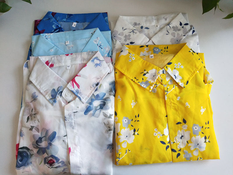 Stijlvolle dames zomerbloes met bloemenprint. Luchtige casual top, comfortabel voor warme dagen, V-hals, halve mouwen.