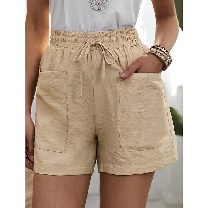 Close-up van de elastische hoge tailleband van een comfortabele korte damesbroek. Zomerse damesmode.