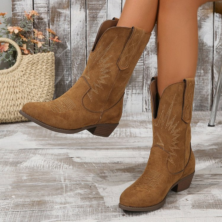 Stijlvolle bruine dames laarzen, cowboy enkellaars model, perfect voor een modieuze lente- of herfstlook.