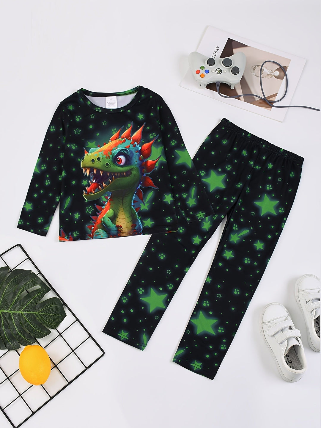 Avontuurlijk kind in DinoGlow kinderpyjama set met stralende glow-in-the-dark dinosaurussen. Comfortabele nachtkleding.