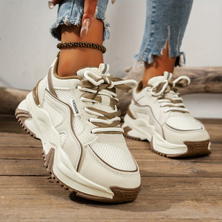 Zwarte trendy dames sneakers Romi met comfortabele hoge zool, ideaal voor sportieve casual outfits.