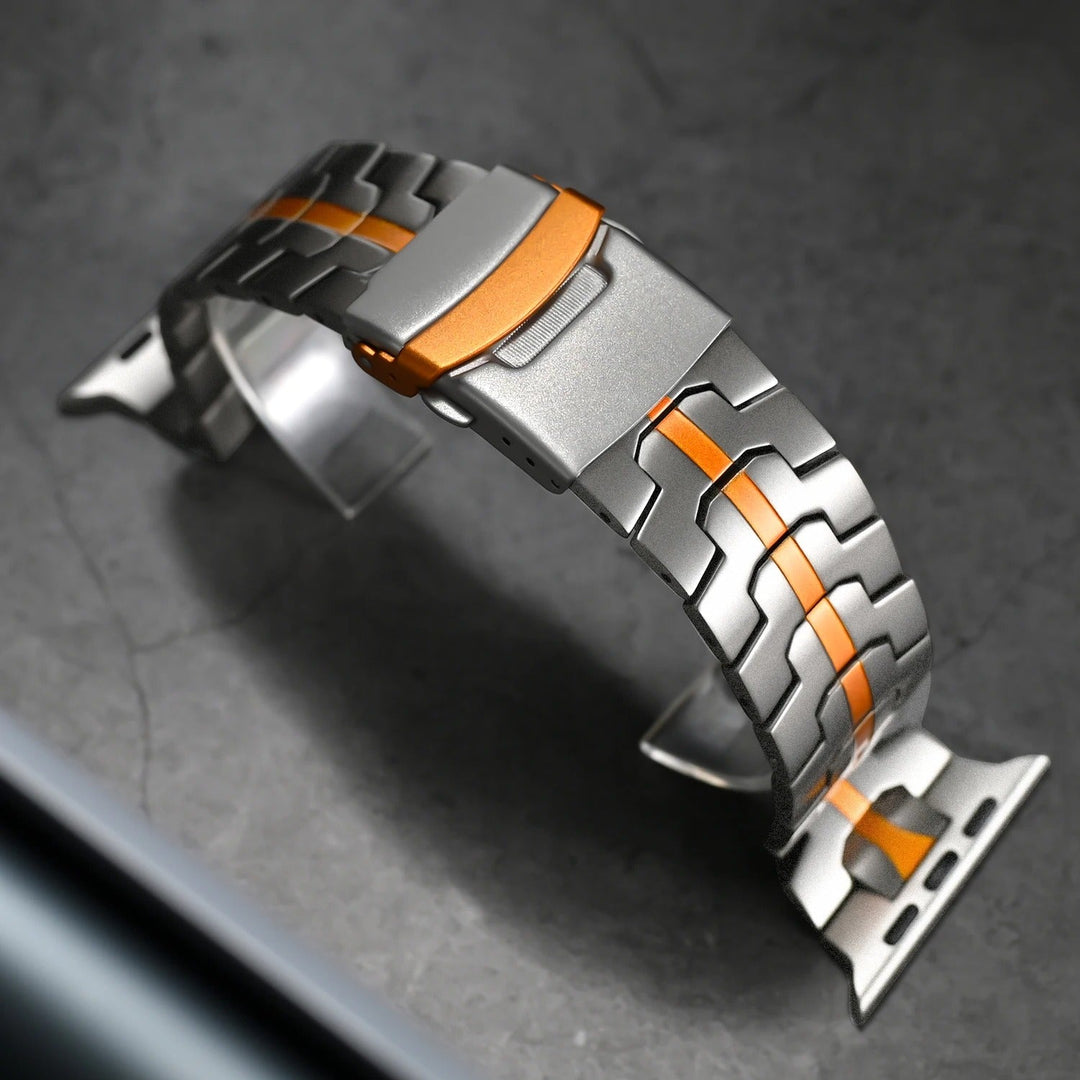 Zilverkleurige titanium horlogeband voor smartwatches. Een comfortabel en duurzaam metalen alternatief.