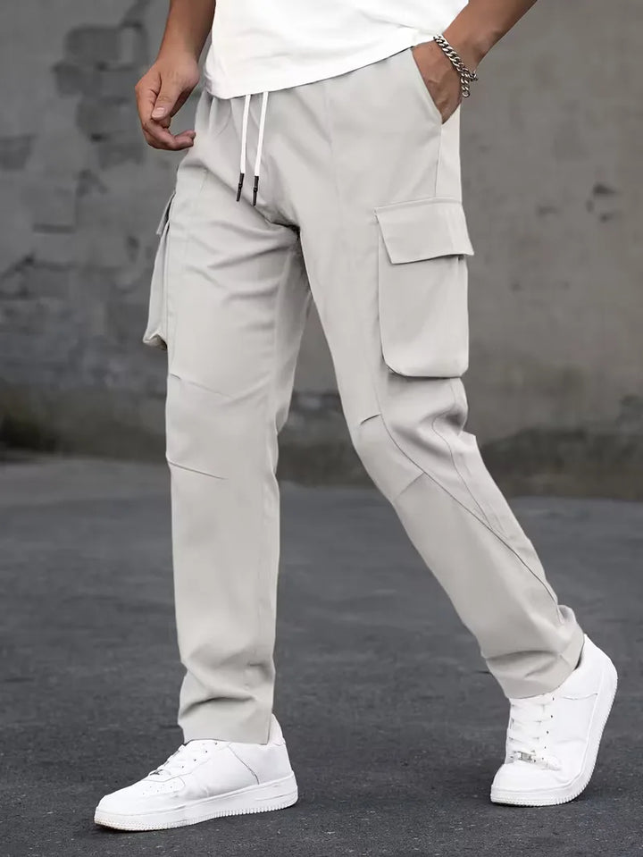 Beige cargo broek voor heren, elastische tailleband, comfortabel en praktisch.