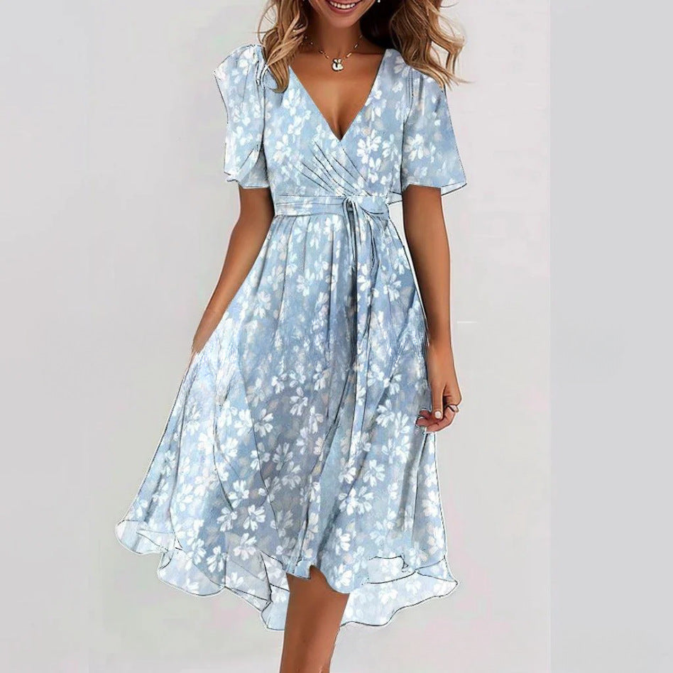 Elegante zomerjurk met bloemenprint, korte mouwen, V-hals en vloeiend A-lijn design.