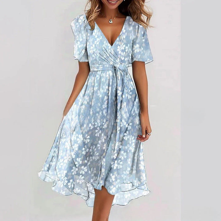 Elegante zomerjurk met bloemenprint, korte mouwen, V-hals en vloeiend A-lijn design.