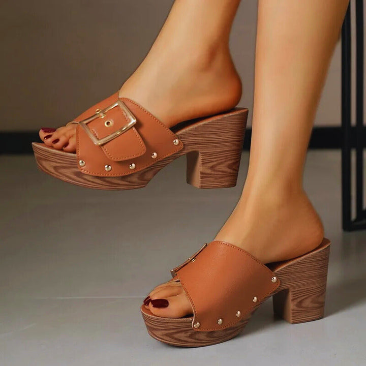 Elegante damesschoen: trendy sandaal met comfortabele plateauhak. Slip-on model, perfect voor zomerse mode.