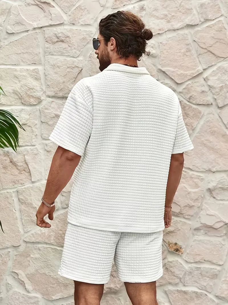 Tweedelige set heren: V-hals top en shorts met textuur. Perfecte casual zomerkleding.