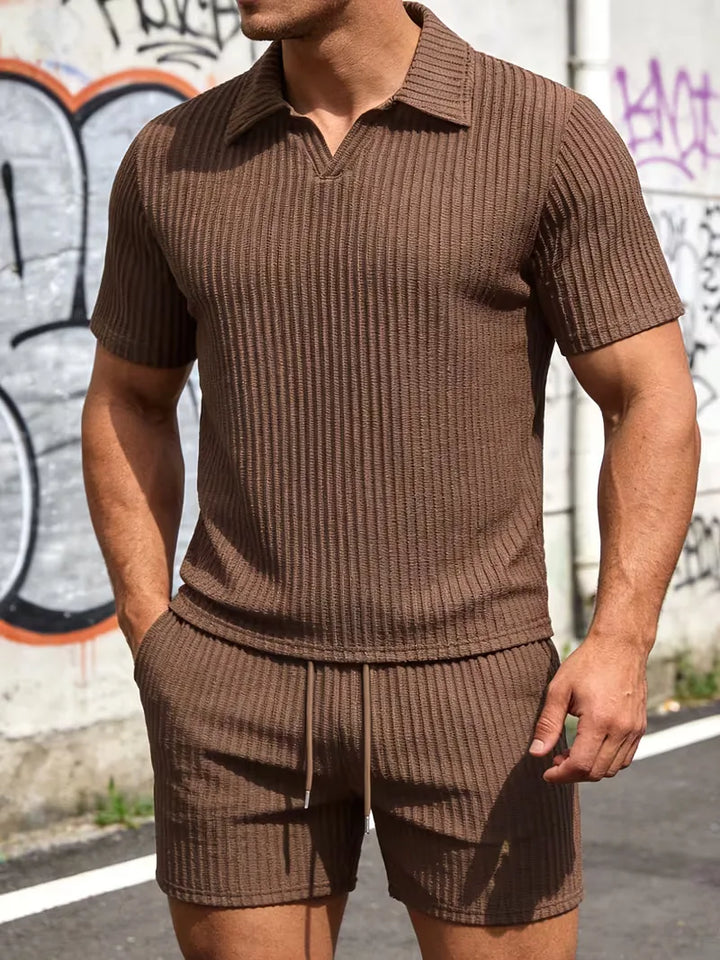 Heren zomerkledingset met effen polo en shorts, gemaakt van luchtige stof voor maximale frisheid.