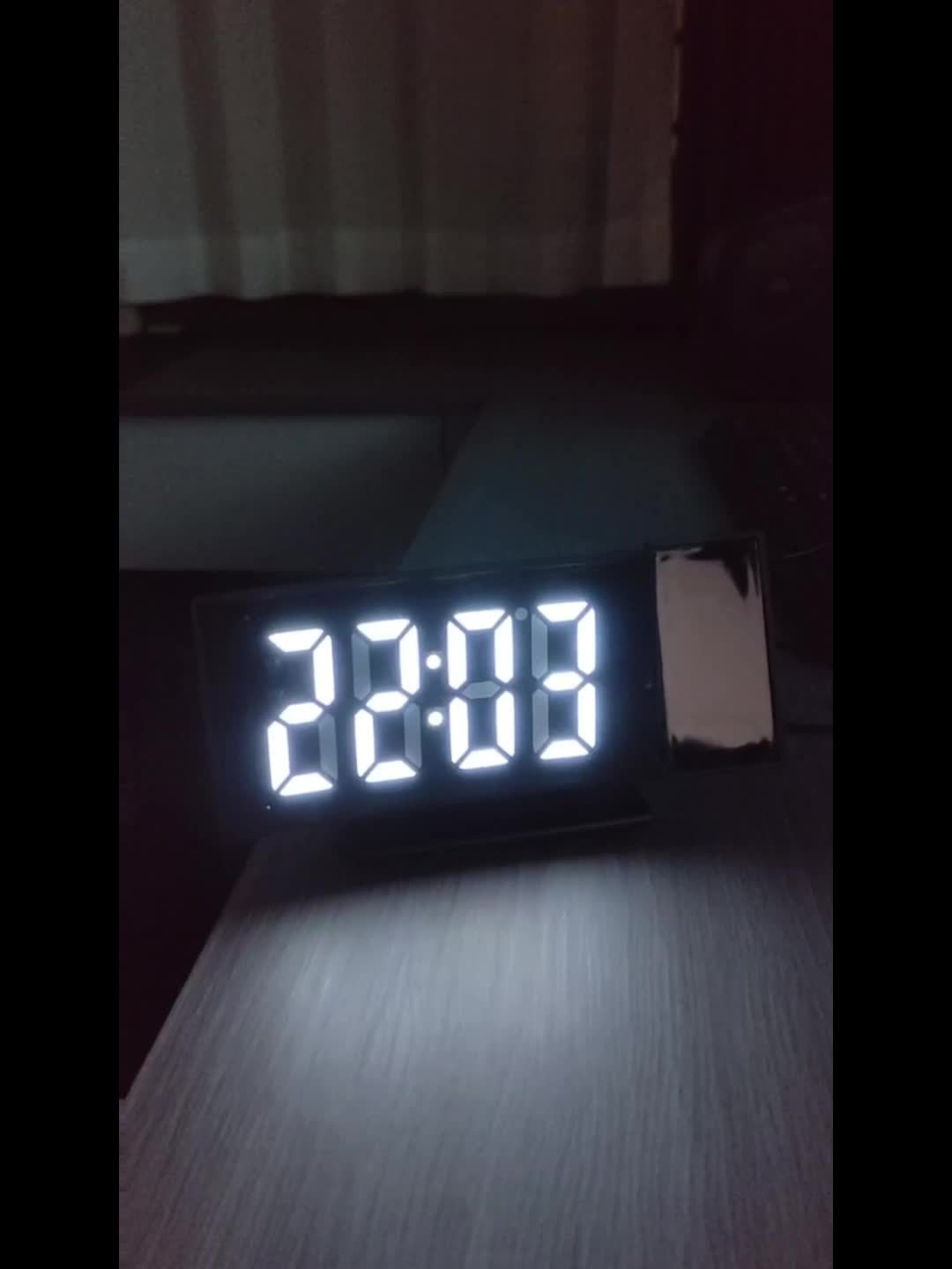 Veelzijdige digitale projectiewekker; toont design, helder LED display en nauwkeurige tijdprojectie.