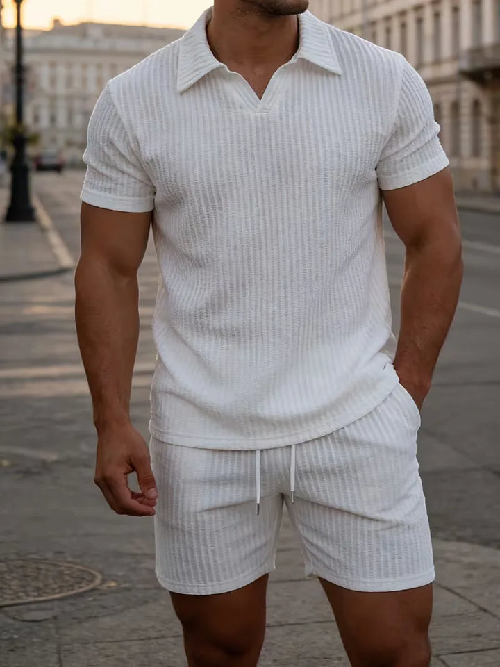 Detail van de casual heren polo uit de tweedelige zomer outfit, zachte stof en klassieke kraag.