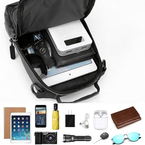 Zwarte heren anti-diefstal crossbody, verstelbare band voor comfort, waterdicht voor veilig transport.