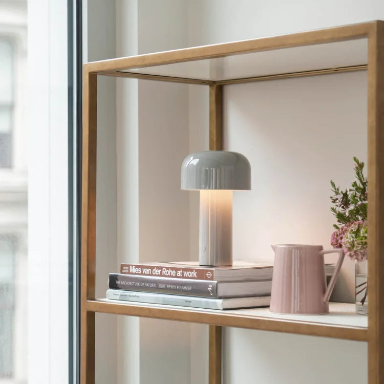 Modern interieur verlicht met Luminor LED tafellamp, dimbaar en draadloos voor elke hoek.