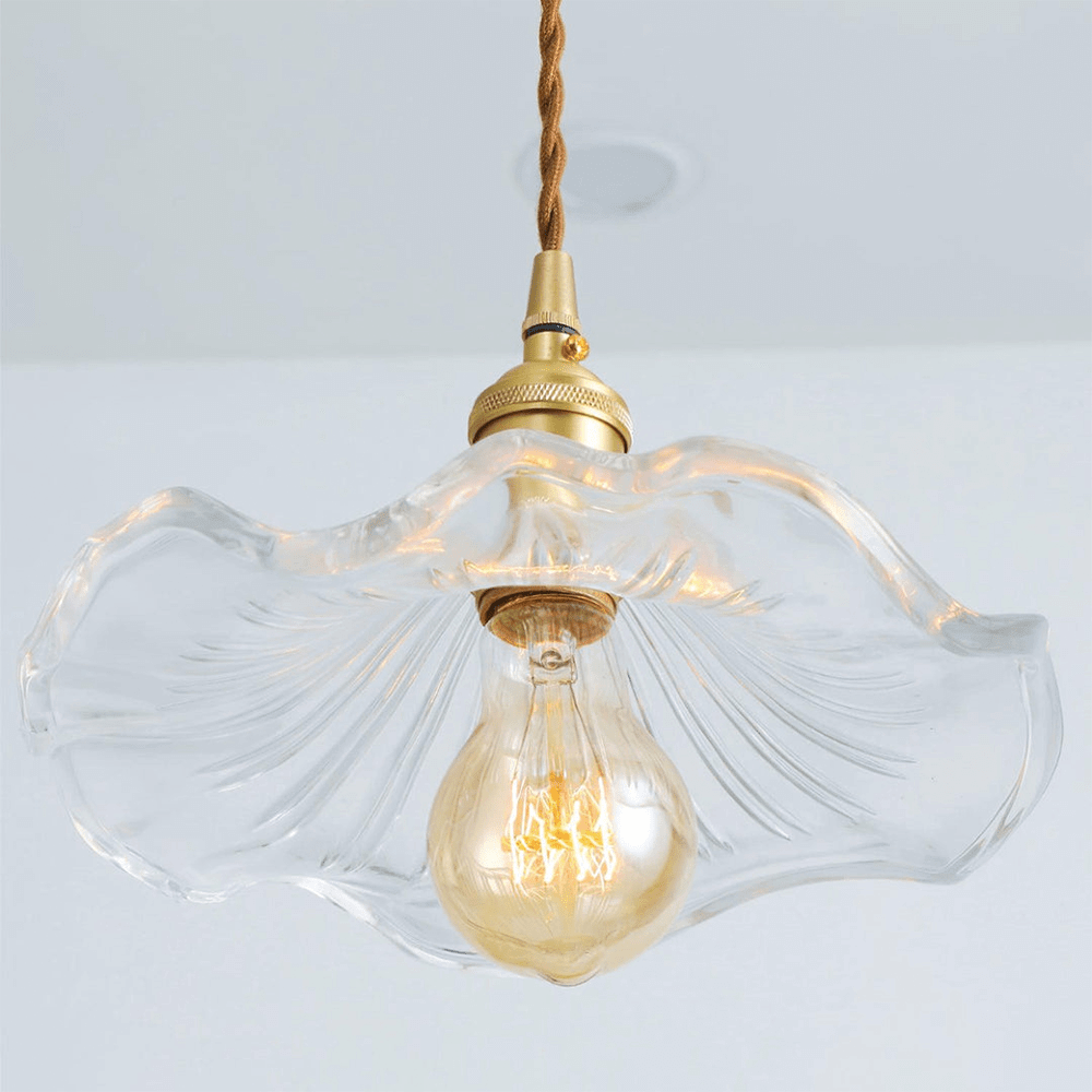 Hanglamp hibiscus, rond glas met messing details, E27 verlichting. Creëert een warme en uitnodigende gloed.