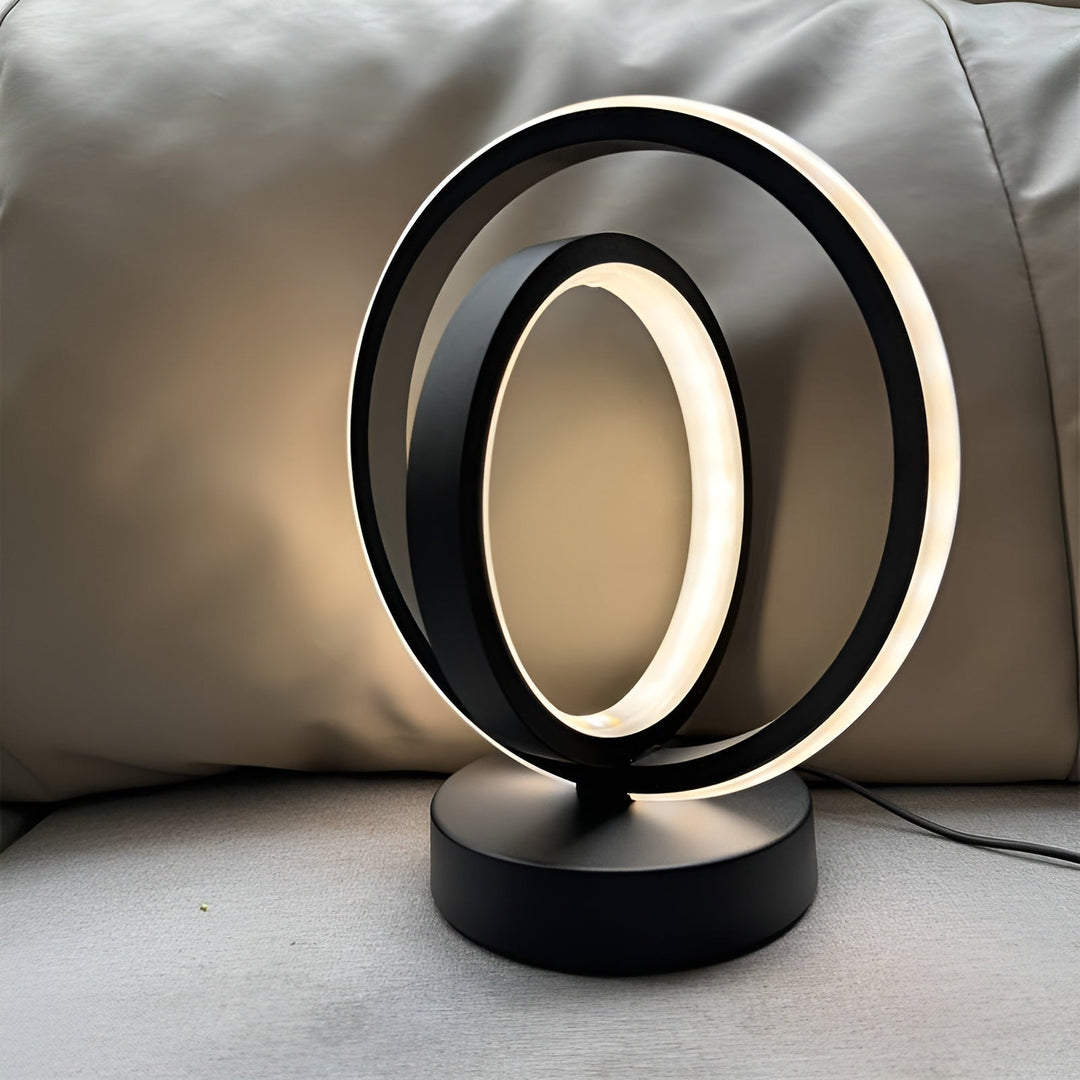 Minimalistische dimbare LED tafellamp met USB aansluiting. Functioneel als bureau- of nachtlampje in modern interieur.