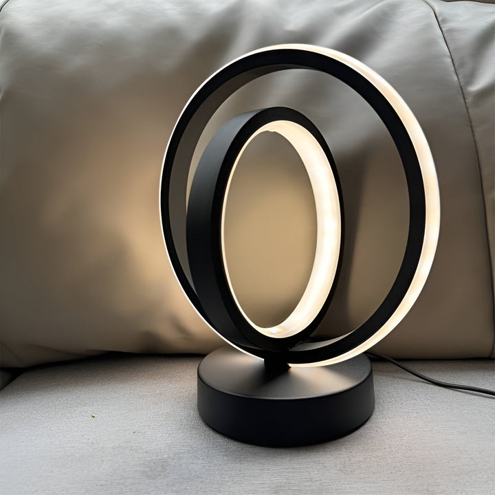 Minimalistische dimbare LED tafellamp met USB aansluiting. Functioneel als bureau- of nachtlampje in modern interieur.
