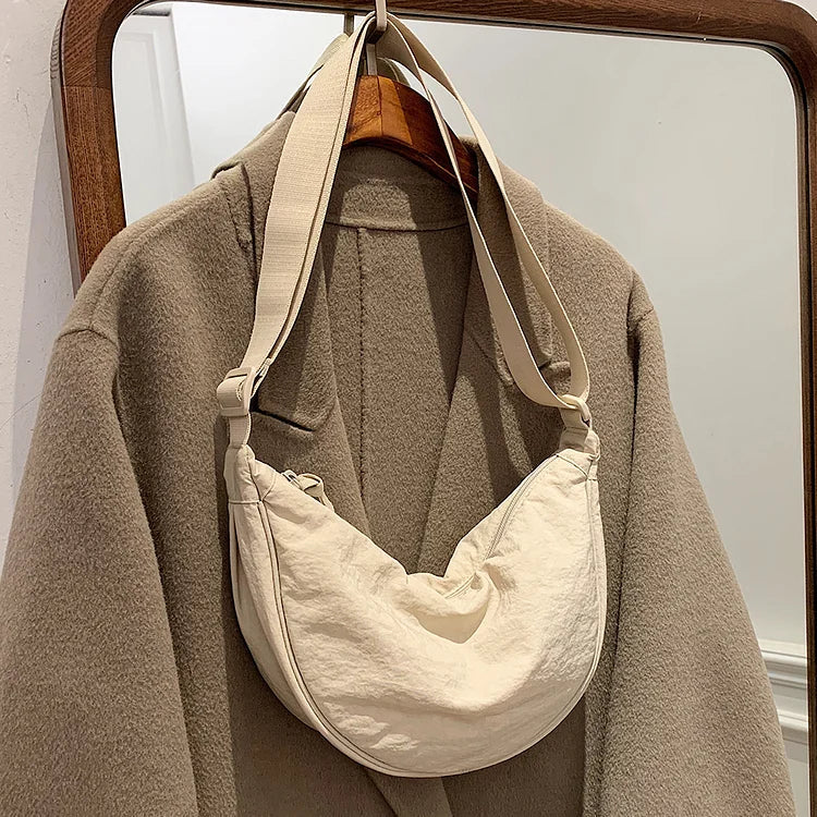 Dames crossbody tas met dumpling design, de perfecte mix van stijl en comfort.